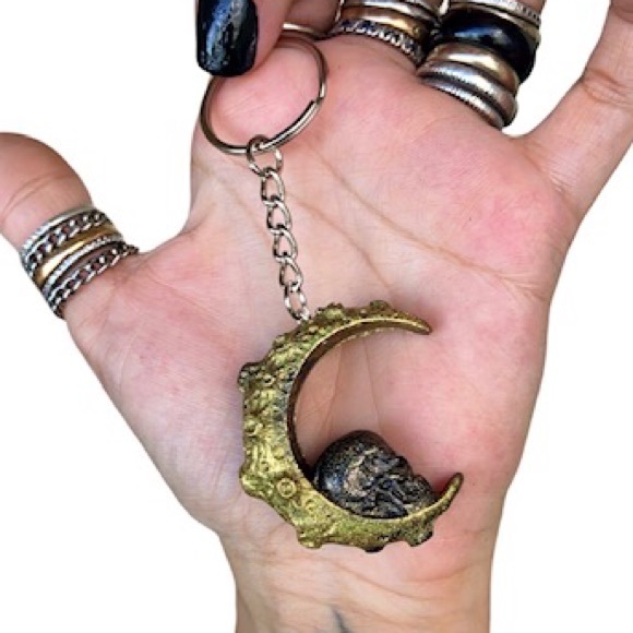 🖤Handmade Moon & skull resin key chain - Picture 3 of 10